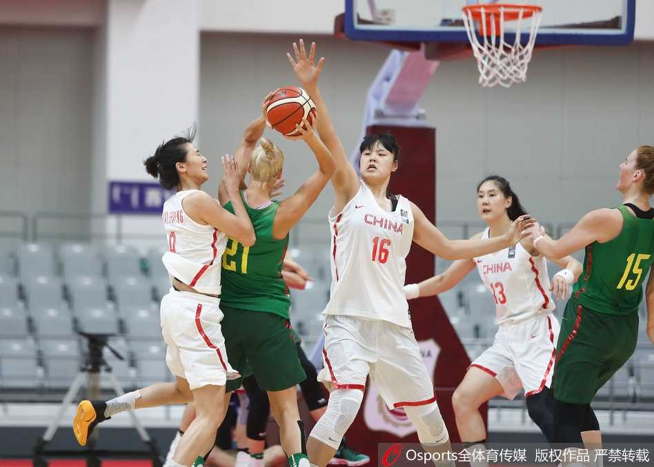 陈晓佳在严密防守下，依然冷静地观察场上局势，举手示意队友跑位。