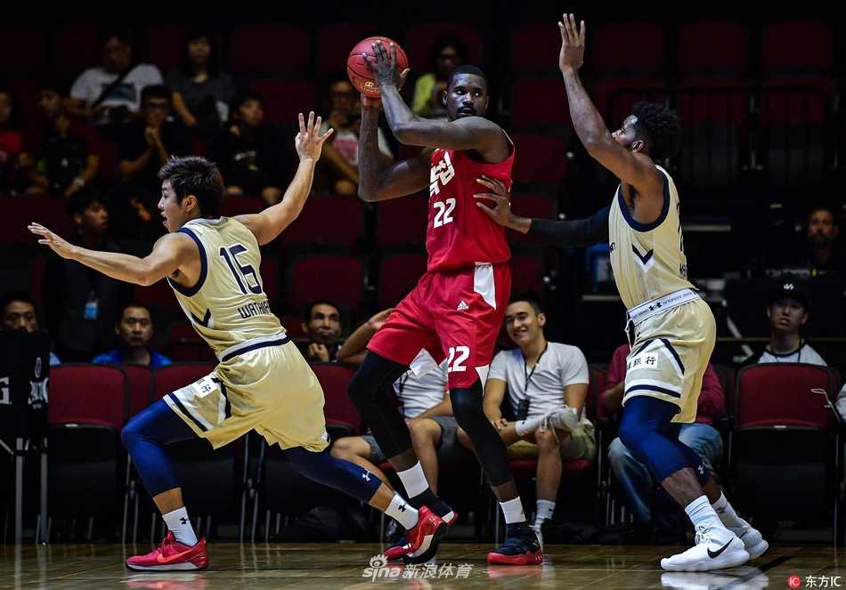 高阳猎户座外线射手果断出手三分，篮球在空中划过一道优美的弧线，场边队友已开始举手庆祝。