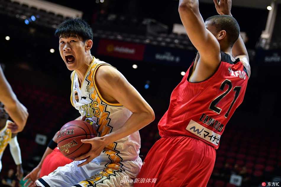 广厦队长林志杰持球面对防守，眼神如炬突破瞬间点燃全场