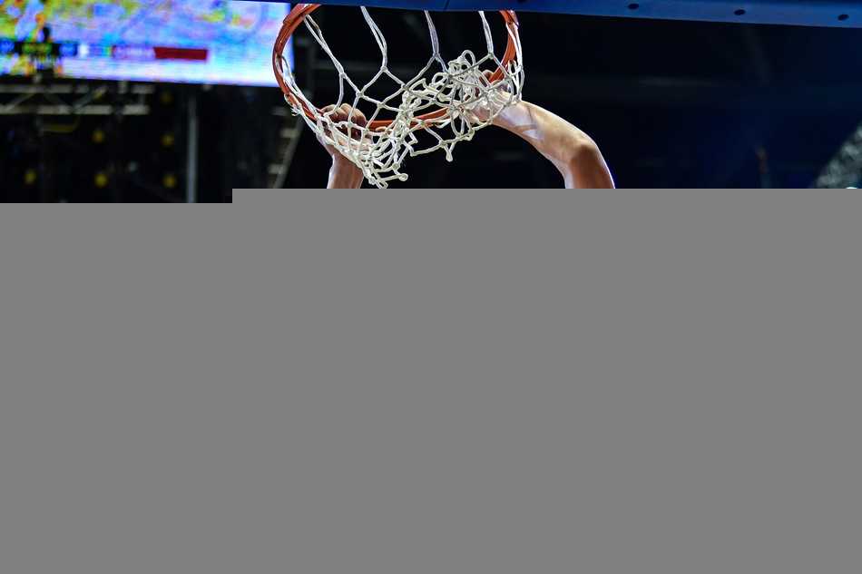 广厦悍将胡金秋在千叶双人包夹下强行起手，指尖拨球画出美妙弧线