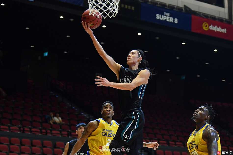 首尔三星外援拉特利夫在富邦双人包夹下强行上篮，展现其无敌的禁区统治力和对抗性。