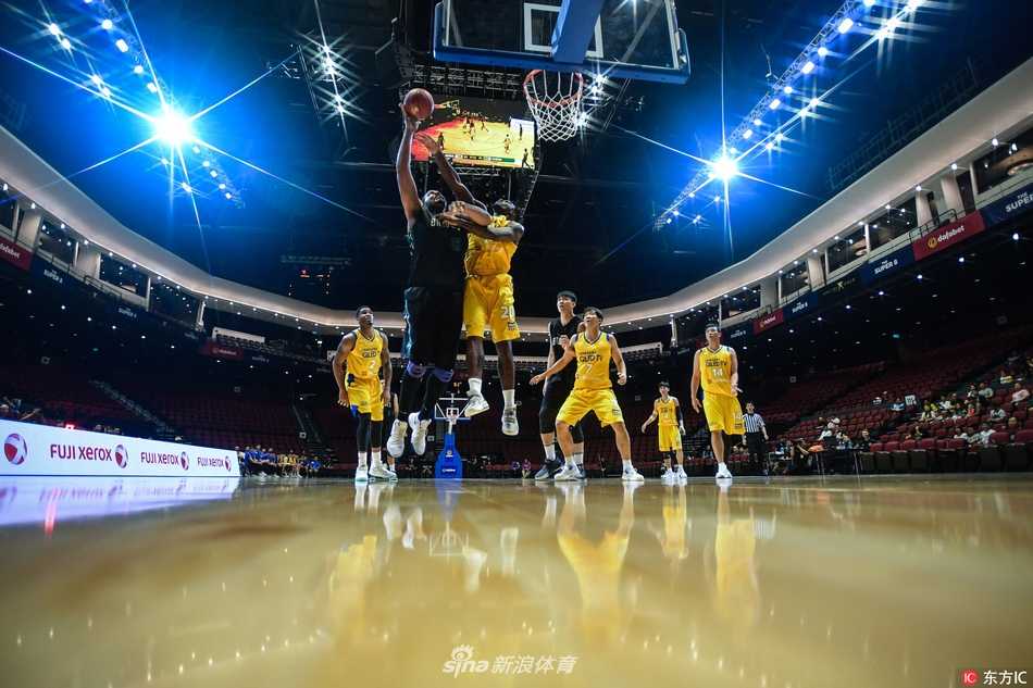 林志杰持球面对千叶喷射机防守，标志性的跨步运球试图摆脱，广厦队替补席球员神情紧张关注。