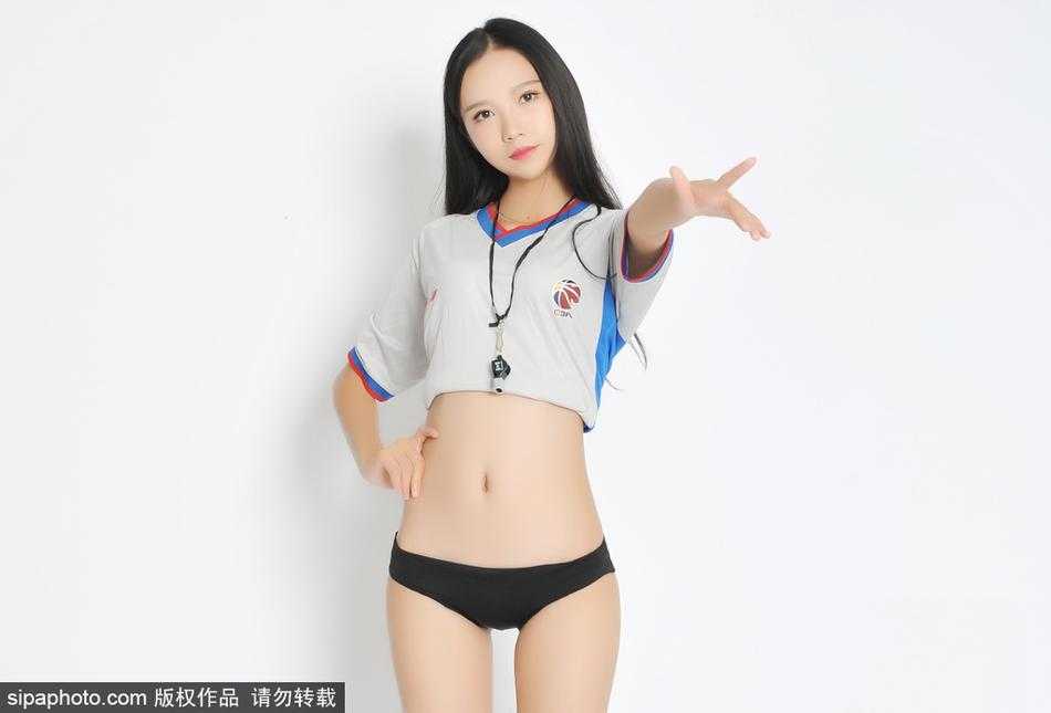 这位执法者正在场上快速奔跑，紧跟进攻队员的步伐，裙摆微微飘起，脸上带着严肃而自信的微笑，她不仅是在判罚，更像是在演绎一场关于优雅与专业的视觉盛宴。