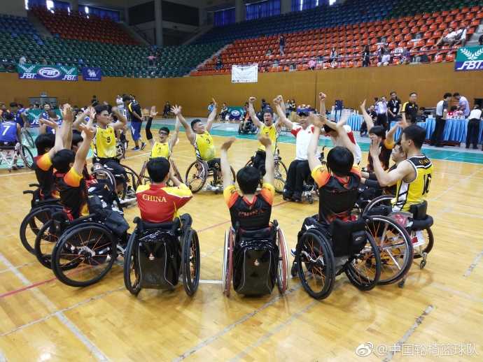 在激烈的对抗中，两名球员的轮椅碰撞在一起，金属框架发出沉闷的响声，球员们咬紧牙关，上肢力量迸发，在方寸之间争夺球权，空气中弥漫着胶着的战意。