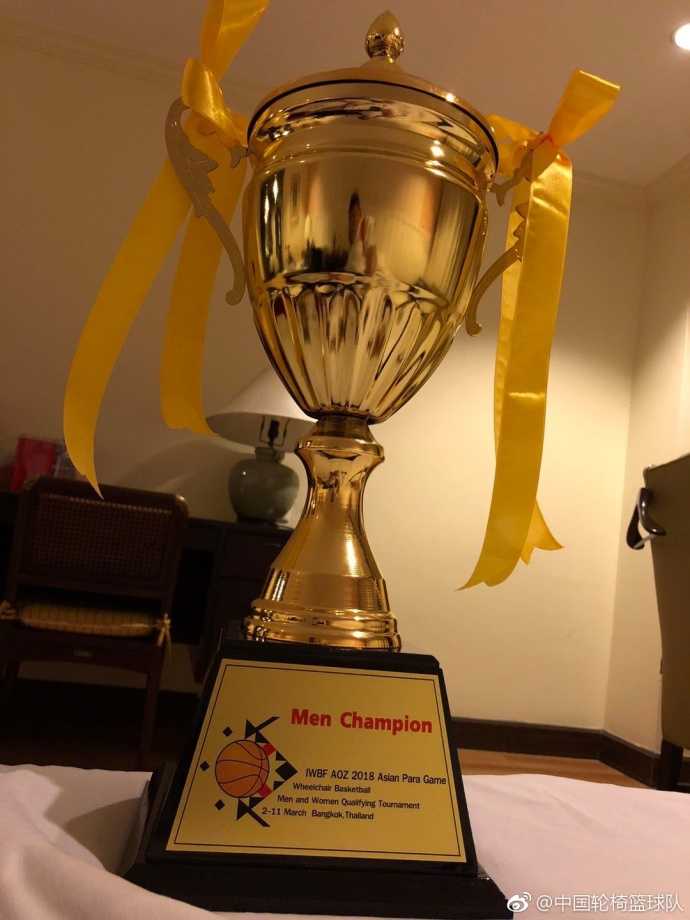 胜利的哨声响起，中国队的队员们在场中央紧紧相拥，有人仰天长啸释放压力，有人低头拭去眼角的泪光，这座沉甸甸的冠军是他们用六个人的坚守换来的勋章。