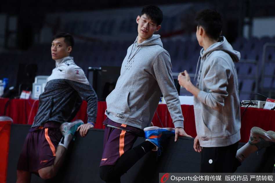 训练场上福特森化身活宝，用一连串滑稽动作点燃全场欢乐气氛