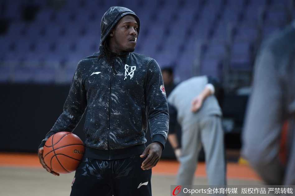 广厦全队训练气氛融洽，福特森与年轻球员勾肩搭背笑成一团