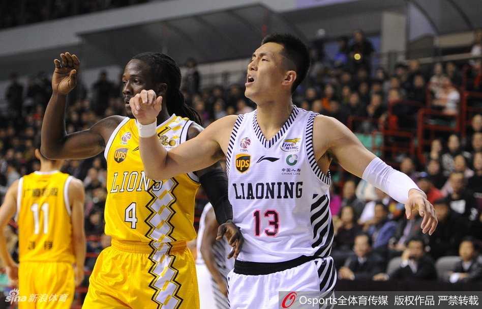 林志颖开场便手感发烫，三分线外张手命中，瞬间点燃广厦替补席激情