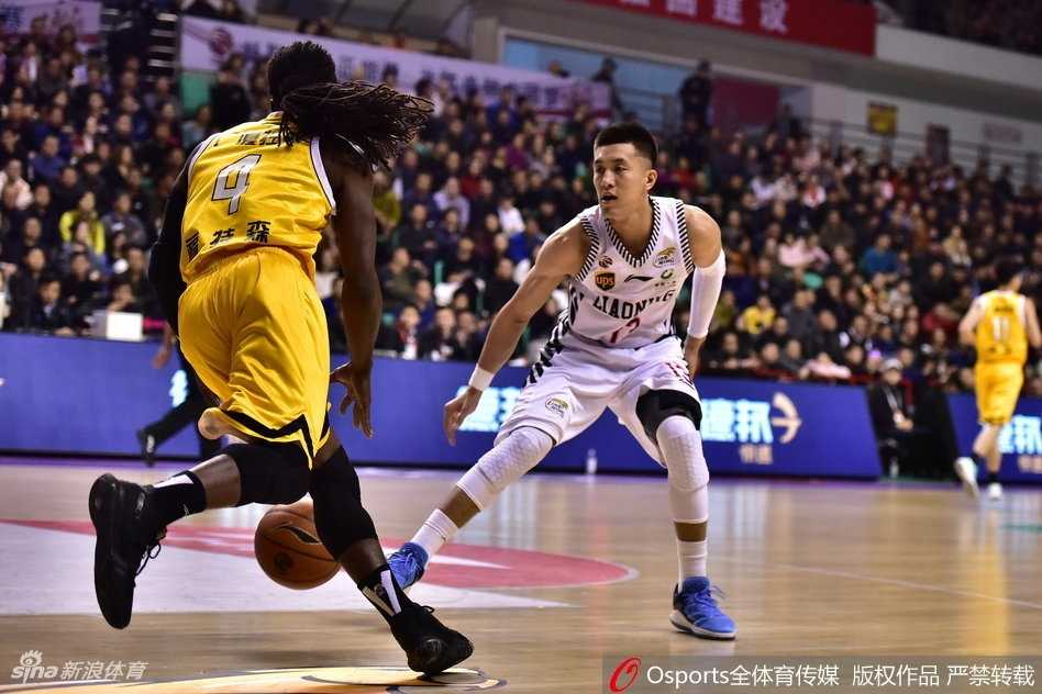 胡金秋在内线高高跃起，面对韩德君的防守依然稳稳将球送入篮筐