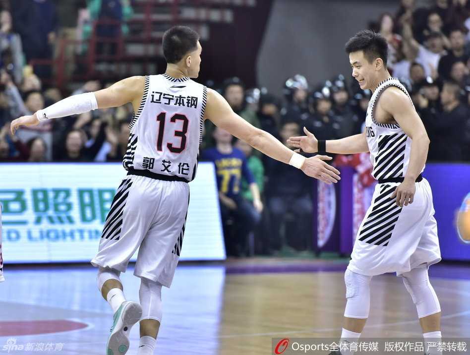 广厦队主教练李春江在场边神情严峻，目光深邃地注视着场内，脸上写满了不甘与对比赛的思考。