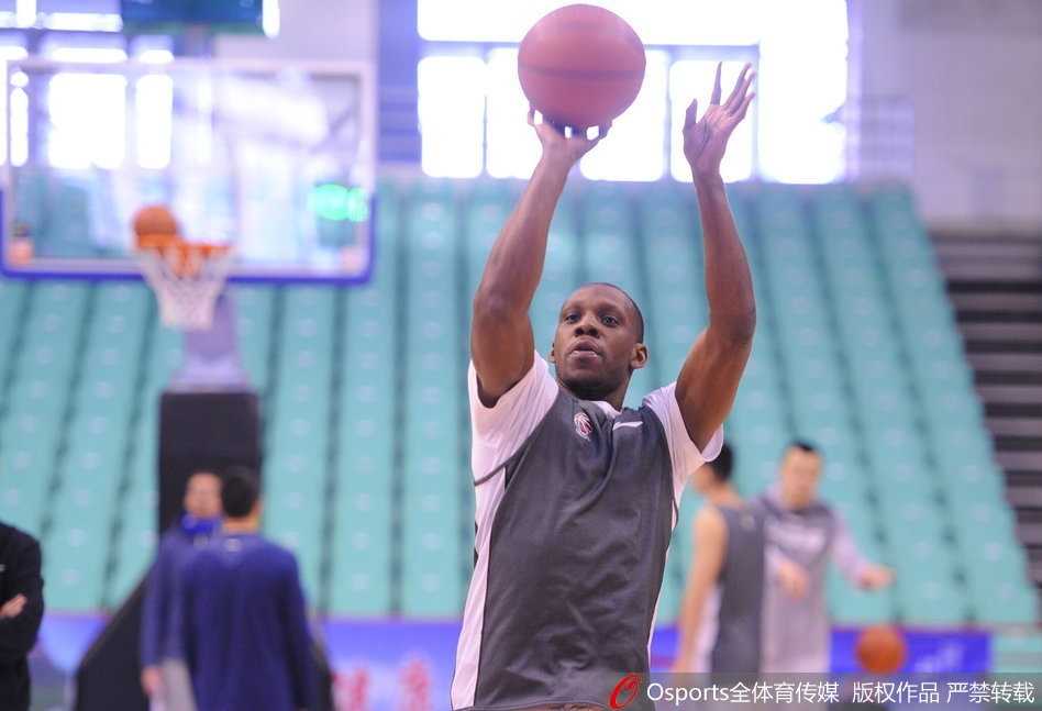 寒冬夜里，辽宁队训练馆内灯火通明，郭艾伦在队友离场后独自加练投篮，神情专注