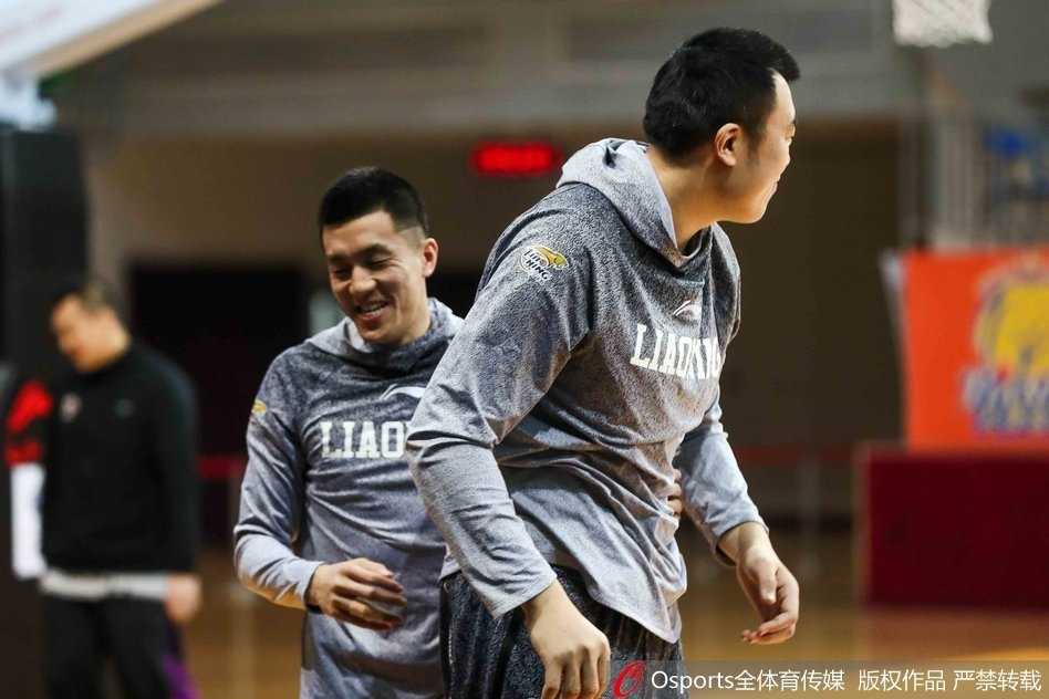 韩德君双手紧紧抱住郭艾伦，像抓小鸡一样将其制服在地，郭艾伦则四肢乱蹬奋力挣扎，旁边的队友早已笑得直不起腰