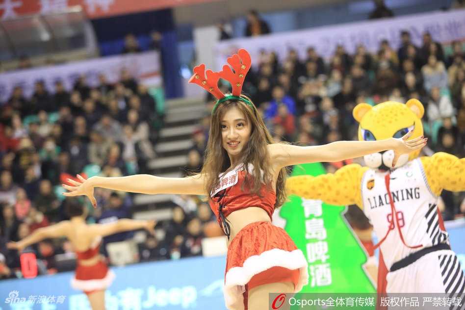 镜头捕捉到‘鹿女郎’们灿烂的笑容，她们充满活力的舞蹈成为辽宁主场一道亮丽的风景线