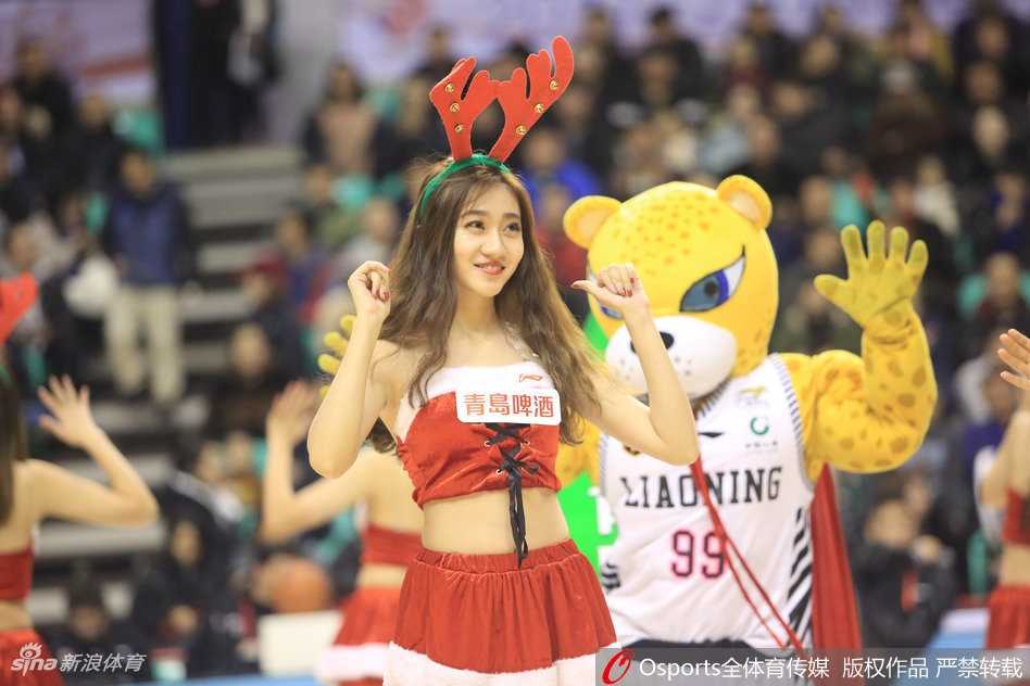 身穿亮丽短裙的辽宁主场啦啦队‘鹿女郎’，在比赛间隙活力登场，瞬间点燃全场热情