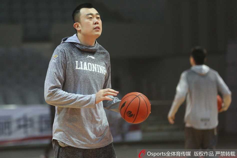 赵继伟运球加速突破，防守球员只来得及拉住他的球衣下摆，他依然保持平衡，眼神坚定地盯着篮筐