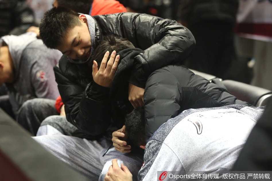 训练结束后，赵继伟还没来得及换衣服，就被七八名记者团团围住，话筒和录音笔伸到面前，他笑着回答提问，神态自若