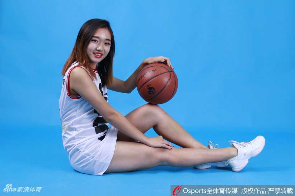 表演结束后，啦啦队员们聚在一起开心地自拍，记录下新赛季首战告捷的喜悦，她们的笑容与胜利的比分一样灿烂夺目。