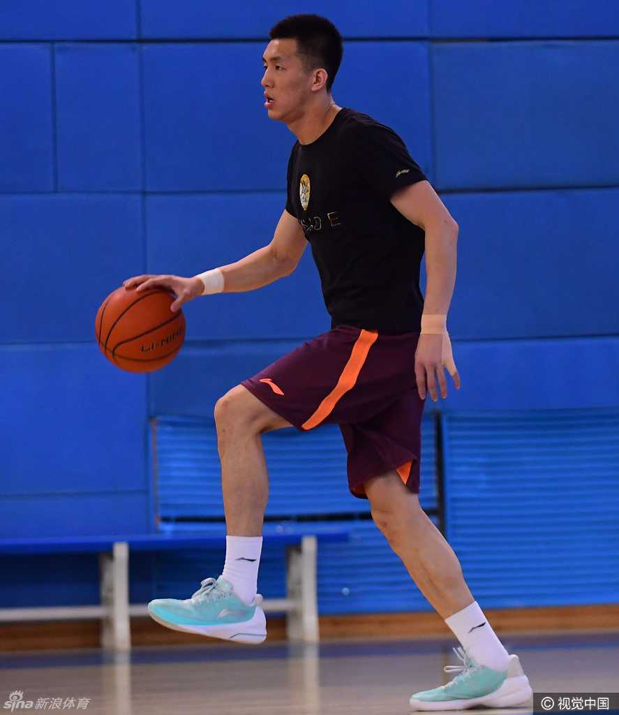 训练场上的搞笑一幕，郭艾伦被韩德君紧紧熊抱摔倒，两人脸上却洋溢着灿烂的笑容，展现了辽篮队员间的深厚情谊。