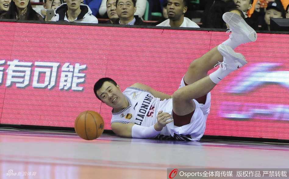 韩德君篮下强攻以一敌二，强硬出手瞬间肌肉线条分明