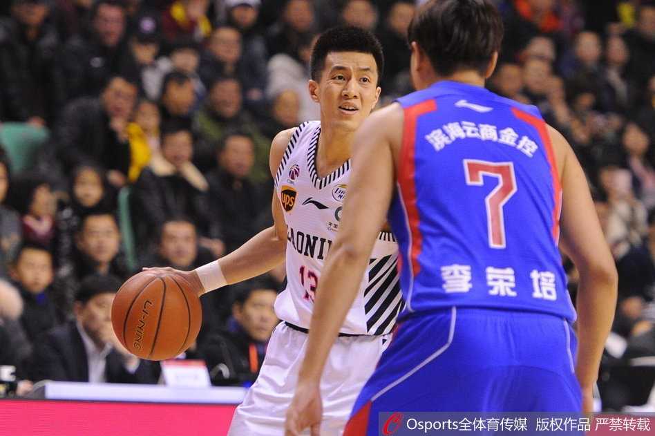 韩德君利用他庞大的身躯在禁区卡住位置，轻松摘下前场篮板，随后二次进攻得手，展现了CBA顶级内线的绝对统治力。