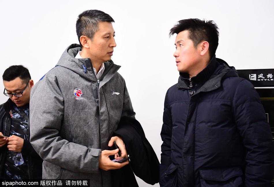 辽宁男篮主教练郭士强面带微笑鼓掌，为参加市民运动会表演的小运动员们送上鼓励与认可