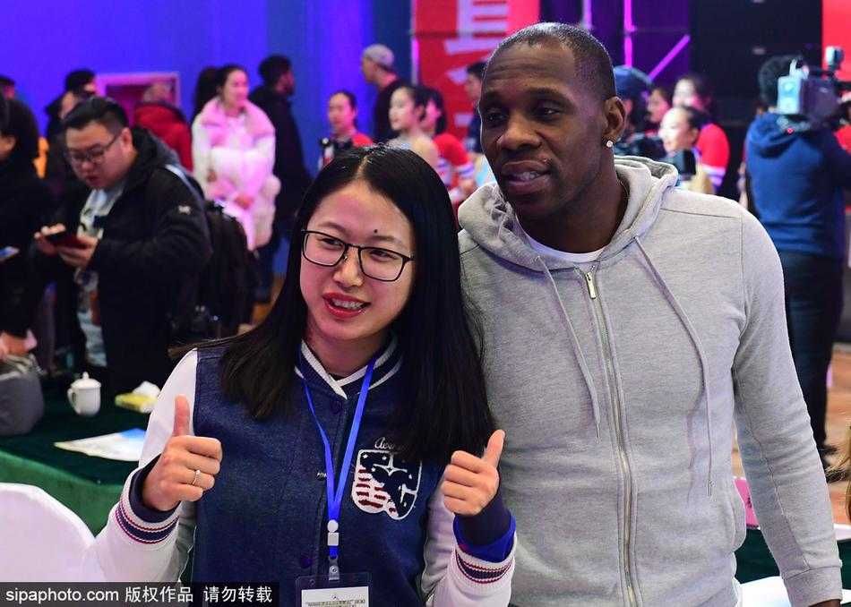 哈德森身披辽宁队战袍现身全民健身中心，手托篮球眼神坚定，引来现场粉丝阵阵欢呼