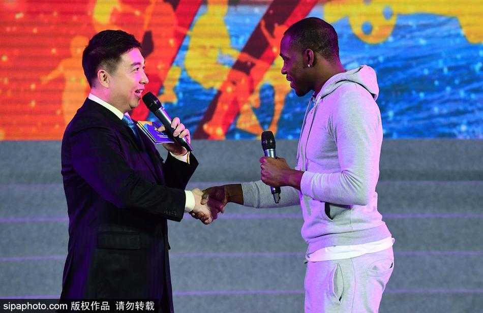 肇俊哲专注地看向远方，作为辽足的代表人物，他在运动汇现场传递着坚韧不拔的足球精神