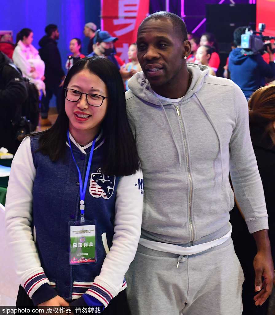 特写镜头下，肇俊哲在签名板上留下名字，一笔一划都透露出对沈阳全民健身事业的郑重支持