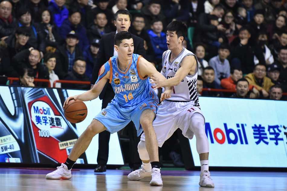 辽疆大战强势双杀卫冕冠军 巴斯韩德君联手摧毁新疆内线 亚当斯在失去平衡的瞬间,依然凭借超强的个人能力将球投向篮筐,但面前是辽宁队如同遮天蔽日般的防守手掌,仿佛在诉说他今晚独木难支的困境。