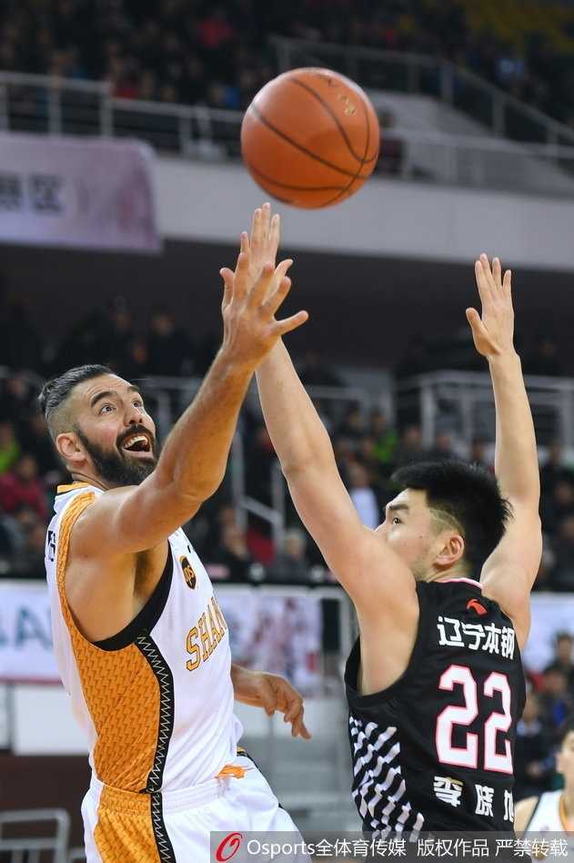哈德森在山西队球员严密防守下强行突破，眼神中透露出必胜的决心，篮球在指尖旋转仿佛凝聚了全场的焦点。