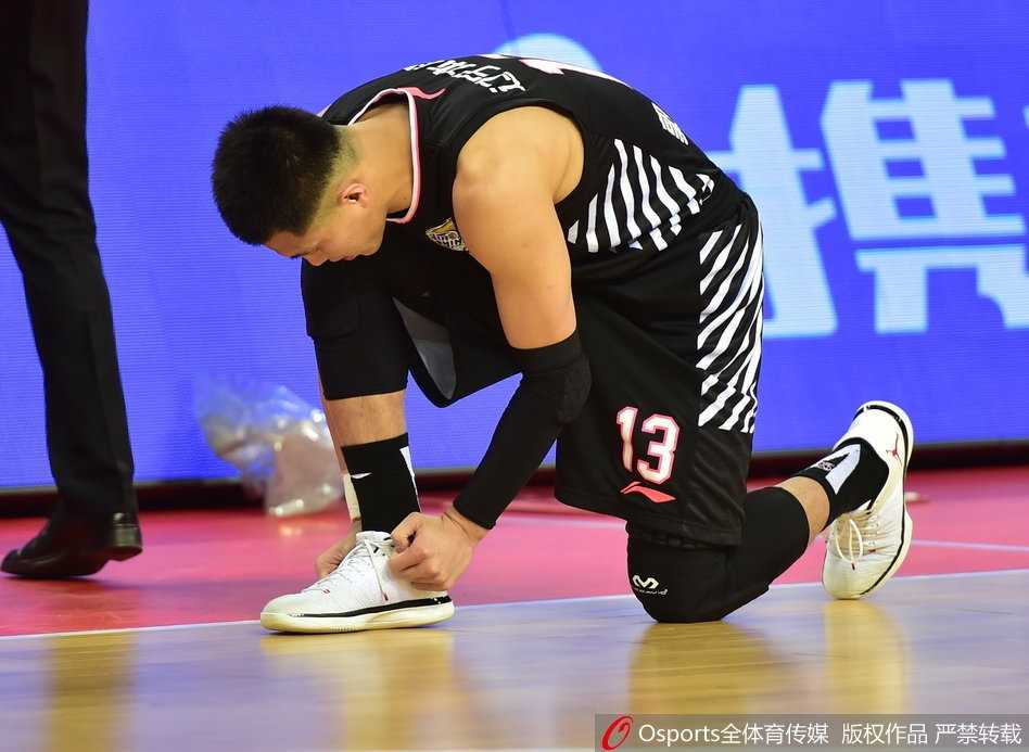 郭艾伦在高速推进中面对两人包夹，他闲庭信步般送出手术刀式直塞，助攻队友轻松上篮，尽显顶级后卫的视野与魄力。