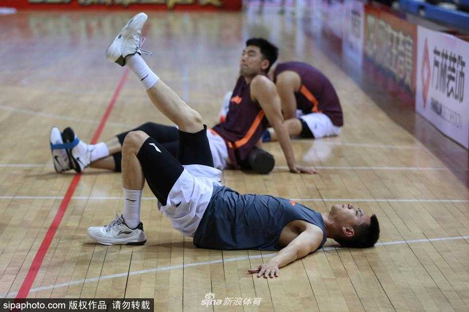 深圳新世纪队的球员试图突破辽宁队的严密防线，他高高跃起，眼神坚毅地寻找着传球路线。尽管这是一场热身赛，但双方在场上的每一次对抗都毫不松懈，全力以赴的竞技状态让看台上的球迷们大呼过瘾。