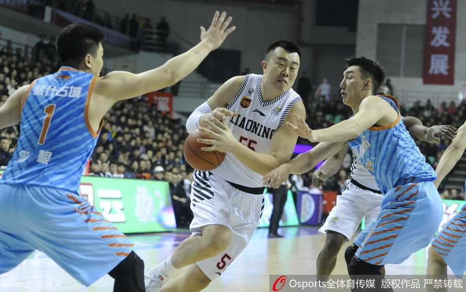 辽篮主场三分雨擒新疆 郭艾伦准三双韩德君制胜封盖 李根飞身单臂封盖,犹如巨灵神掌遮天蔽日,将韩德君的上篮企图无情拒之门外