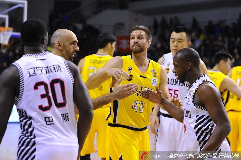 辽篮主场击退北控豪取五连胜,兰多夫回家之战老马空砍准三双 郭艾伦在防守球员的围堵下依然冷静送出妙传,灵动身影撕裂北控防线