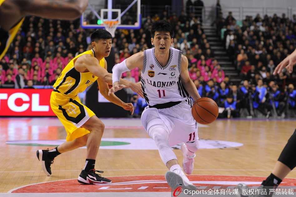 辽篮主场击退北控豪取五连胜,兰多夫回家之战老马空砍准三双 哈德森迎着防守人急停跳投,篮球在空中划出完美弧线,眼神中满是杀手的坚定