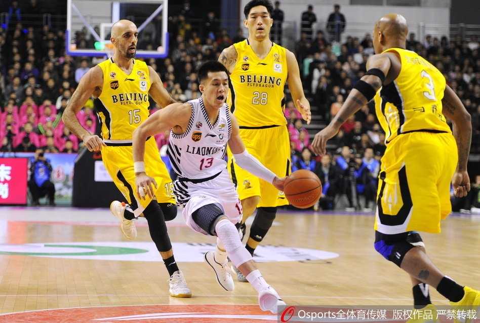 辽篮主场击退北控豪取五连胜,兰多夫回家之战老马空砍准三双 马布里持球突破,尽管身披北控战袍,但面对旧主的他依然杀气腾腾,领袖气质不减当年