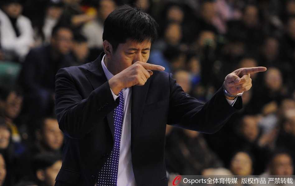 辽篮主场击退北控豪取五连胜,兰多夫回家之战老马空砍准三双 兰多夫内线强攻巴斯,肌肉碰撞火花四溅,这场老友对决充满了原始的篮球激情