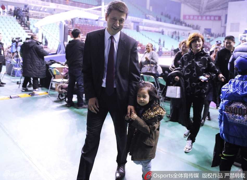 通道的灯光将父女俩的影子拉得很长，郭士强一边走一边低头温柔地看着怀里的女儿，似乎在小声询问她今晚开不开心，小女孩则安静地趴在爸爸肩头，画面定格在这充满父爱的一刻