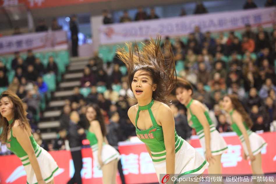 热舞结束后，篮球宝贝们在场地中央聚集，摆出结束造型，她们身后的LED广告屏与她们青春洋溢的身影共同定格了这场比赛的精彩瞬间。