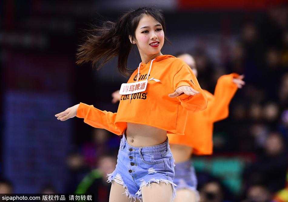 终场哨响，大屏幕上显示着123:91的比分。篮球宝贝们在场地中央排成一列，向四面看台鞠躬致意，她们的脸上洋溢着满足的微笑，为本溪的这个圣诞之夜画上完美句号。