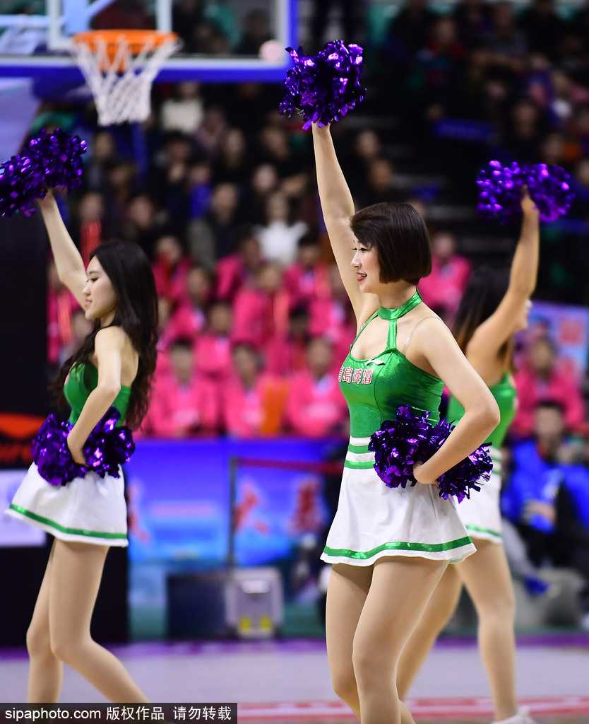 聚光灯下，领舞的宝贝双手叉腰，展现出自信迷人的微笑，身后的队友们动作整齐划一，飞舞的衣袂和灿烂的笑容，让激烈的赛场多了几分灵动与温柔。