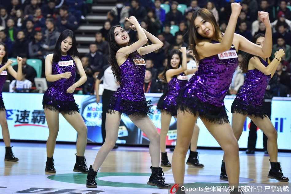 辽宁主场篮球宝贝们身着闪亮金黄流苏战袍，随着动感节拍奋力跃起，她们飞扬的发丝和灿烂的笑容瞬间点燃了全场观众的热情。