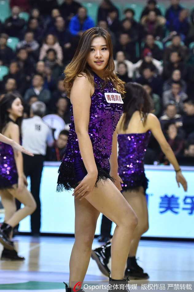 这位篮球宝贝将长发潇洒地甩向一旁，随性的动作中透露出舞台王者般的自信，飒爽英姿引发现场阵阵欢呼。