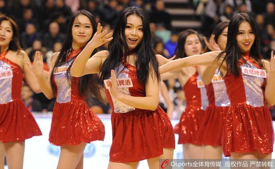 辽篮主场最美风景线 篮球宝贝热舞点燃赛场激情 一个高难度的托举动作引来现场惊呼,篮球宝贝们展现出力与美的结合。她们默契的配合和专业的表演,丝毫不逊色于场上的运动员。