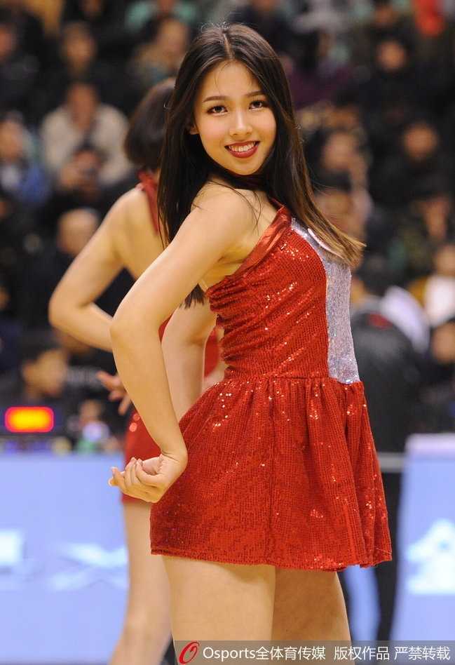 辽篮主场最美风景线 篮球宝贝热舞点燃赛场激情 即使是蹲下的姿势也充满了韵律感,宝贝们的表情管理十分到位,眼神中透露出自信与专注,向现场观众传递着无限的活力。