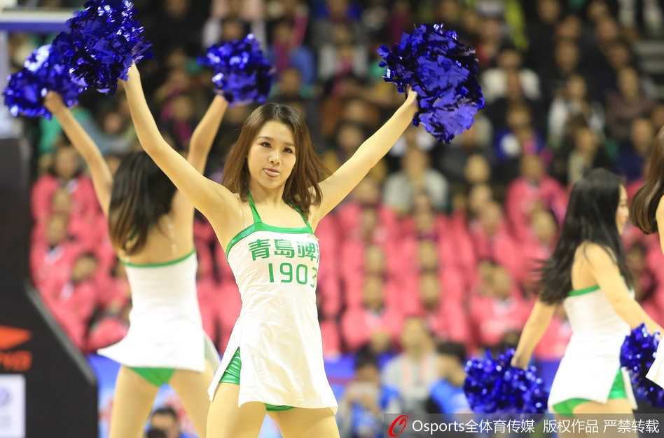 即使是在暂停的短暂间隙，啦啦队员们也毫不松懈。她们迅速冲进场内，用标志性的微笑和利落的舞蹈动作，让紧张等待比赛重启的球迷们依然沉浸在热烈的氛围之中。