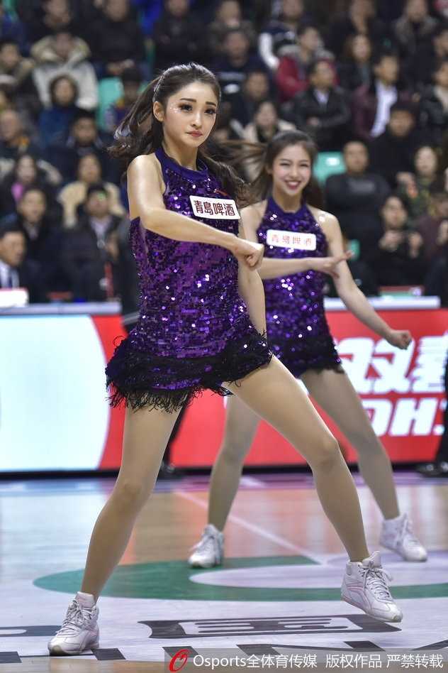 辽篮主场热舞宝贝点燃冰封冬日 赛场激燃双杀卫冕冠军 辽宁啦啦队宝贝身披白色绒衣在场边热身,回眸瞬间眼神灵动,带着羞涩而甜美的笑容,仿佛冰雪中绽放的玫瑰,为即将到来的热舞积蓄能量。