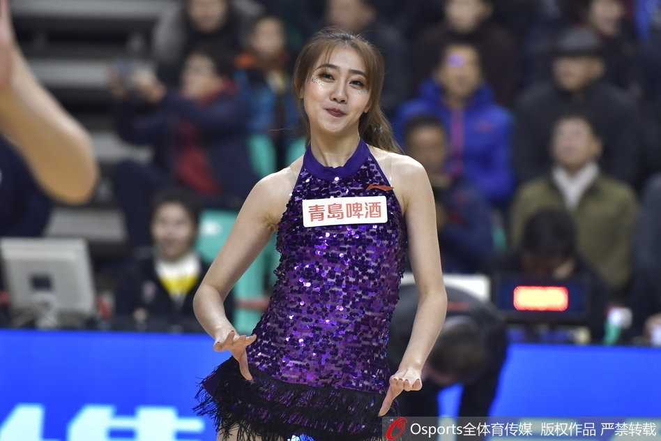 辽篮主场热舞宝贝点燃冰封冬日 赛场激燃双杀卫冕冠军 镜头拉近,这位领舞的宝贝笑容灿烂明媚,眼神坚定有力。她张开双臂,仿佛要拥抱整个球馆的热情,极具感染力的表情让看台上的观众不自觉跟着她的节奏挥舞起手中的充气棒。