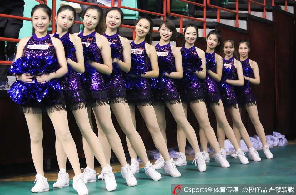 辽篮主场热舞宝贝点燃冰封冬日 赛场激燃双杀卫冕冠军 暂停时间到,宝贝们迅速变换队形。即使在快速移动中,她们依然保持着精准的站位和优美的姿态,专业的素养在这一刻展露无遗,为紧张的比赛增添了一抹灵动的色彩。