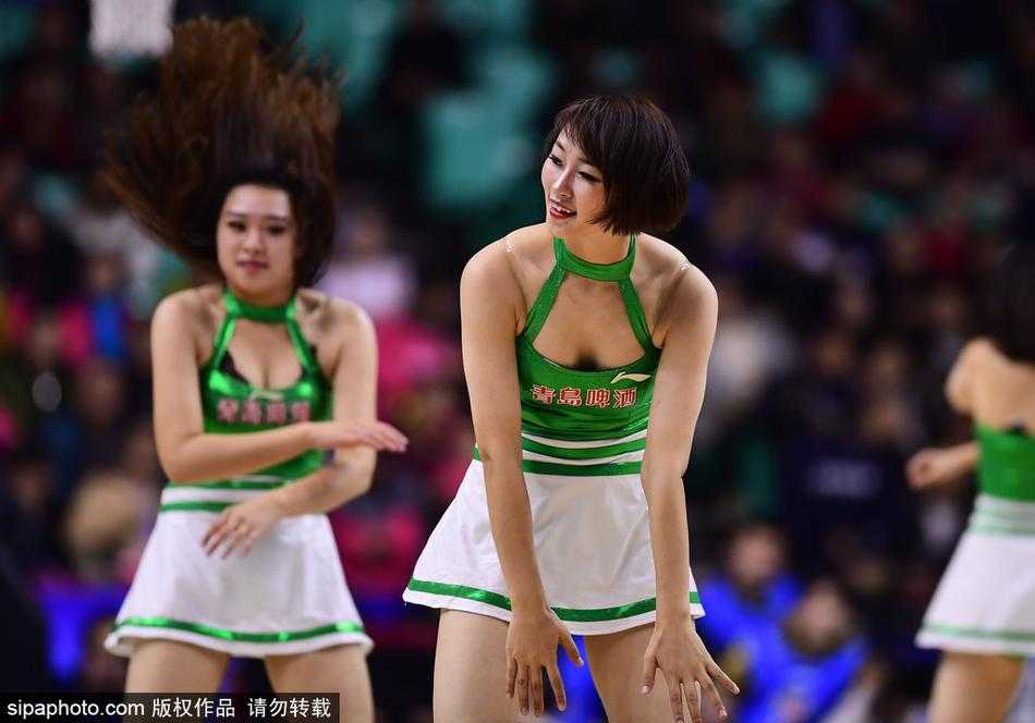 辽篮主场热舞燃情 哈德森率领辽宁本钢力克北京首钢 在赛场绚丽的灯光下,啦啦队变换着队形,她们高难度的托举动作引得现场快门声一片,成为激烈比赛间歇中最柔美的点缀。